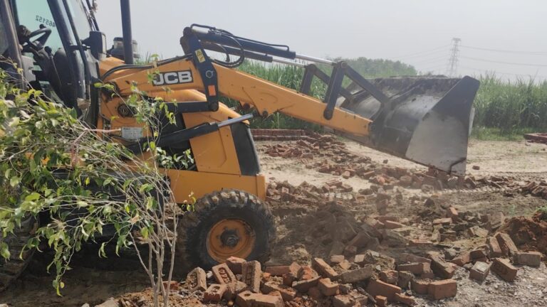 Uttar Pradesh : हापुड़ में HPDA का बुलडोजर चला, 36,500 वर्ग मीटर में काटी जा रही 4 अवैध कॉलोनियां ध्वस्त