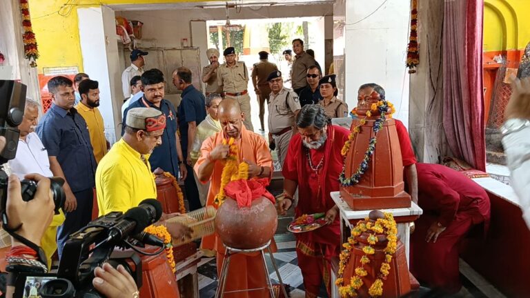 Uttar Pradesh : सीएम योगी ने किया मां बगुलामुखी का दर्शन-पूजन