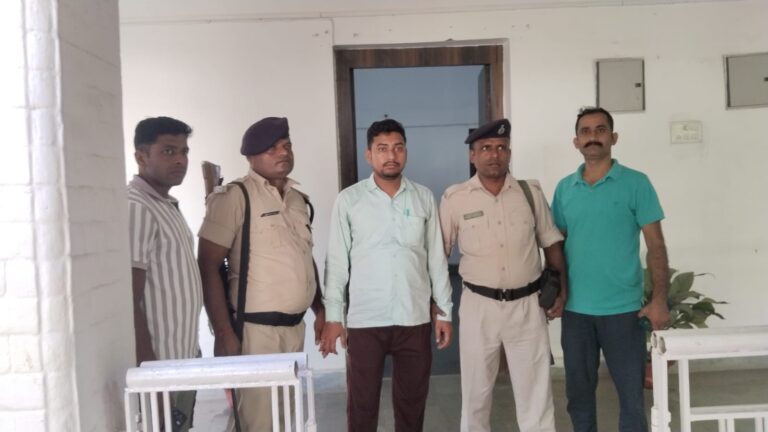 Bihar : गड़हनी अंचल कार्यालय में निगरानी का छापा, 3500 रुपये रिश्वत लेते राजस्व कर्मचारी रंगेहाथ गिरफ्तार