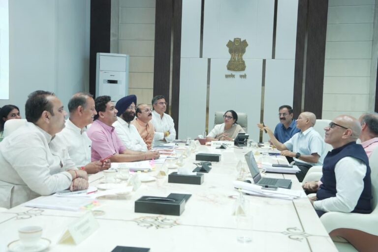New Delhi : दिल्ली सरकार की नई पहल, 2.70 लाख निर्माण श्रमिकों और परिवारों को मिलेगी 10 लाख तक की कैशलेस स्वास्थ्य सुविधा