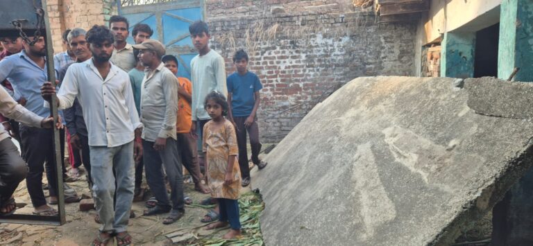 Uttar Pradesh : बुलंदशहर में घर का छज्जा गिरा, बहन-भाई की मौत