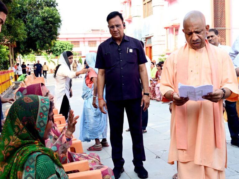 Uttar Pradesh : जनता की समस्याओं का शीघ्र समाधान कराएं अधिकारी- मुख्यमंत्री