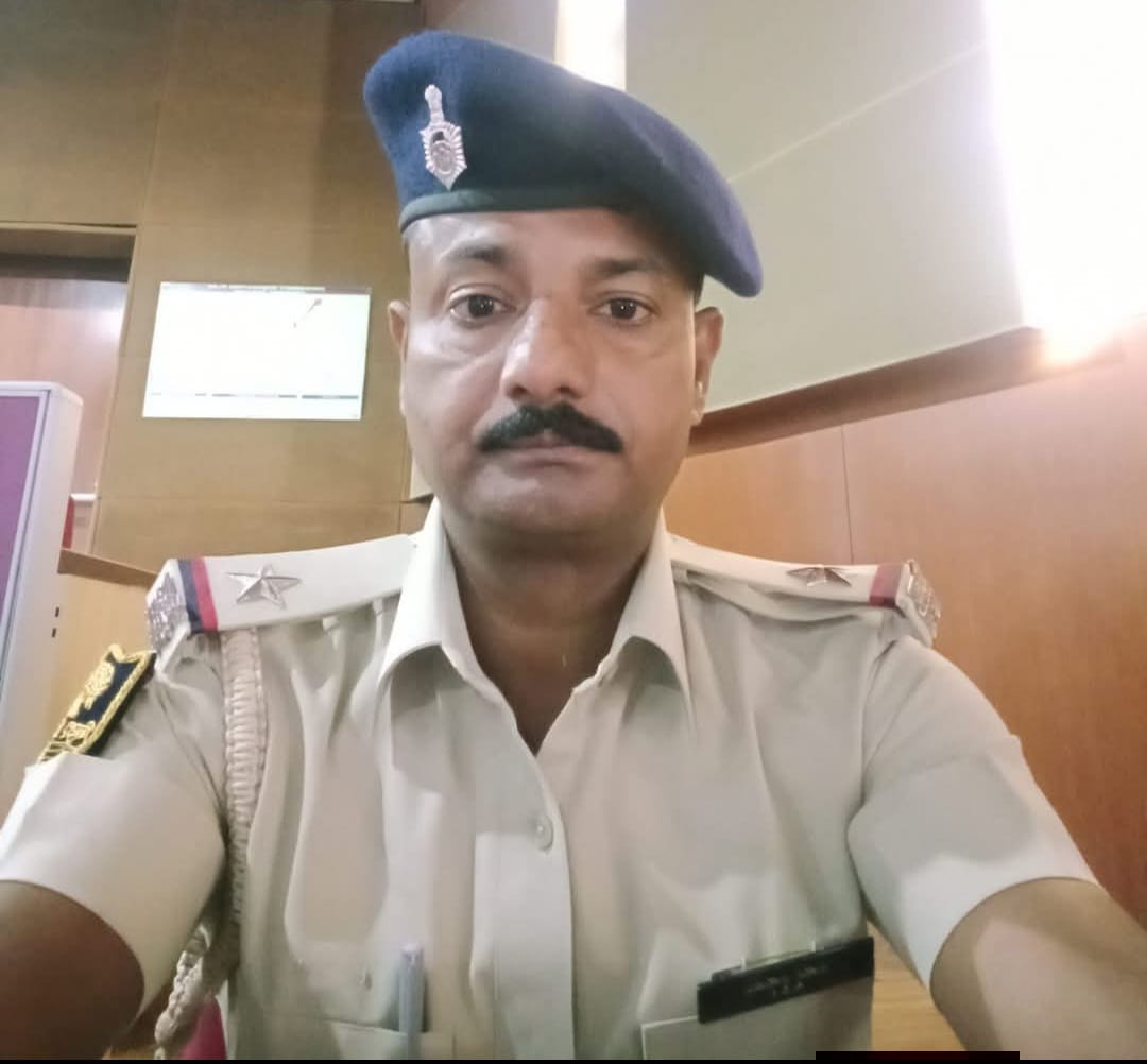 Bihar : दरभंगा में आपसी विवाद में युवक की पीट-पीटकर हत्या, बीच-बचाव में एएसआई को लगी गोली, गांव में पुलिस बल तैनात Bihar : दरभंगा में आपसी विवाद में युवक की पीट-पीटकर हत्या, बीच-बचाव में एएसआई को लगी गोली, गांव में पुलिस बल तैनात