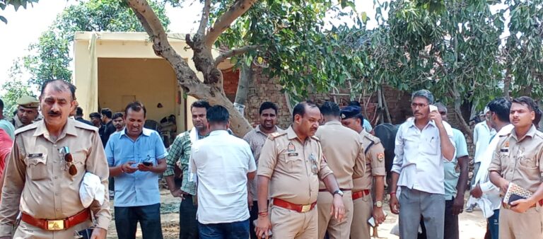Uttar Pradesh : बुलंदशहर में अवैध संबंधों के शक में पति ने पत्नी की गर्दन काटकर की हत्या, आरोपी फरार