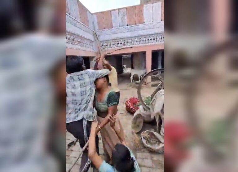 Uttar Pradesh : हापुड़ में गंगानगरी में दो पक्षों में लाठी-डंडे चले, तीन घायल, मारपीट का वीडियो वायरल