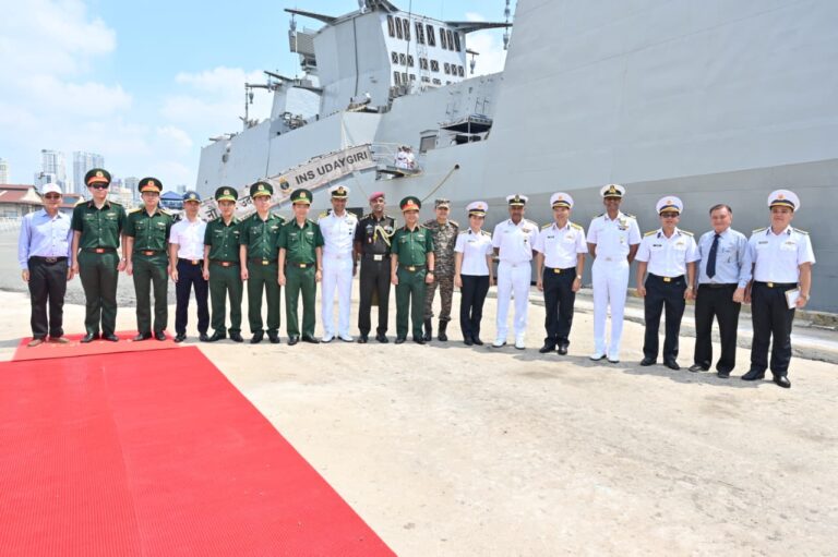 India Vietnam Defence: नौसेना के युद्धपोत आईएनएस उदयगिरि और कवारत्ती पहुंचे वियतनाम, समुद्री सहयोग को मिलेगा नया बल