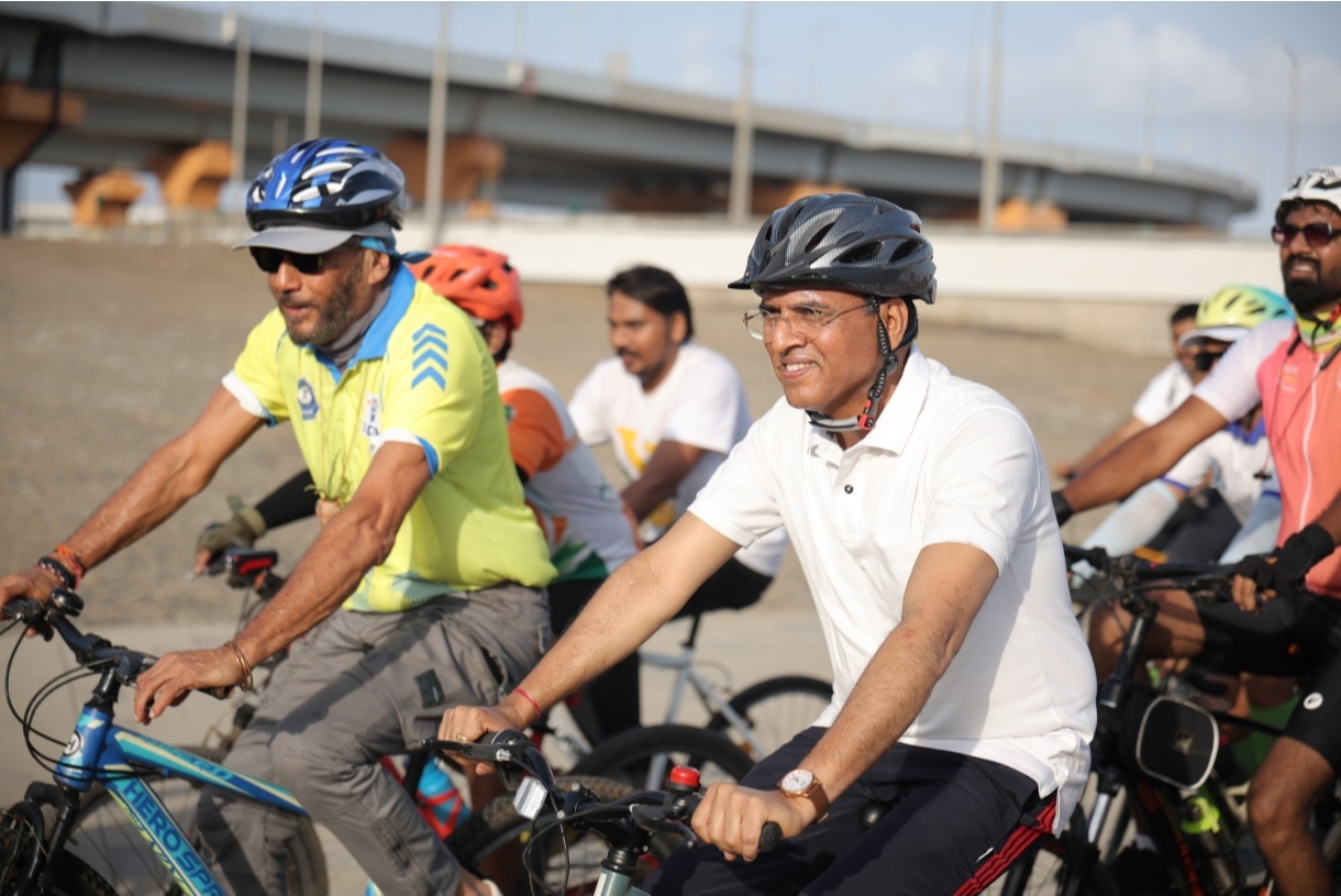 Fit India Cyclothon: मुंबई के समुद्र किनारे दौड़ा फिटनेस का कारवां, केंद्रीय मंत्री मनसुख मांडविया ने दिया स्वस्थ भारत का संदेश Fit India Cyclothon: मुंबई के समुद्र किनारे दौड़ा फिटनेस का कारवां, केंद्रीय मंत्री मनसुख मांडविया ने दिया स्वस्थ भारत का संदेश