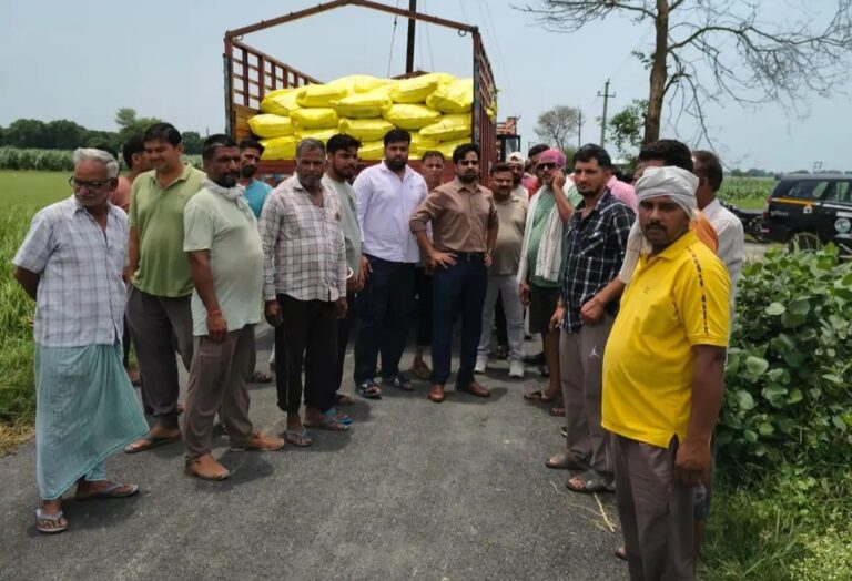 Uttar Pradesh : हापुड़ में यूरिया से भरा ट्रक पलटा, बिना बिल के ले जाया जा रहा था साढ़े चार लाख का माल जब्त