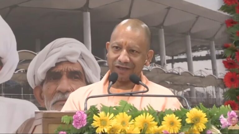 Uttar Pradesh : मुख्यमंत्री ने नोएडा इंटरनेशनल एयरपोर्ट, जेवर के निर्माण के लिए भूमि समर्पित करने वाले किसानों से किया संवाद
