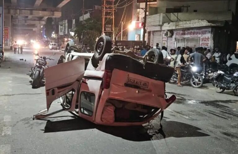 Uttar Pradesh : हापुड़ में तेज रफ्तार का कहर, दो वाहनों की भिड़ंत में अफरा-तफरी, एक कार पलटी