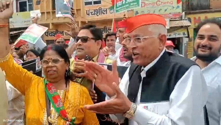 Uttar Pradesh : हापुड़ में महंगाई और बेरोजगारी के खिलाफ सपा का प्रदर्शन, बैल बुग्गियों पर सवार हुए कार्यकर्ता