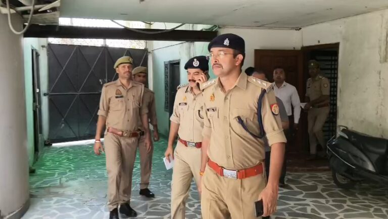 Uttar Pradesh : हापुड़ में उद्यमी के घर में बंधक बनाकर लाखों की लूट, पुलिस ने शुरू की जांच