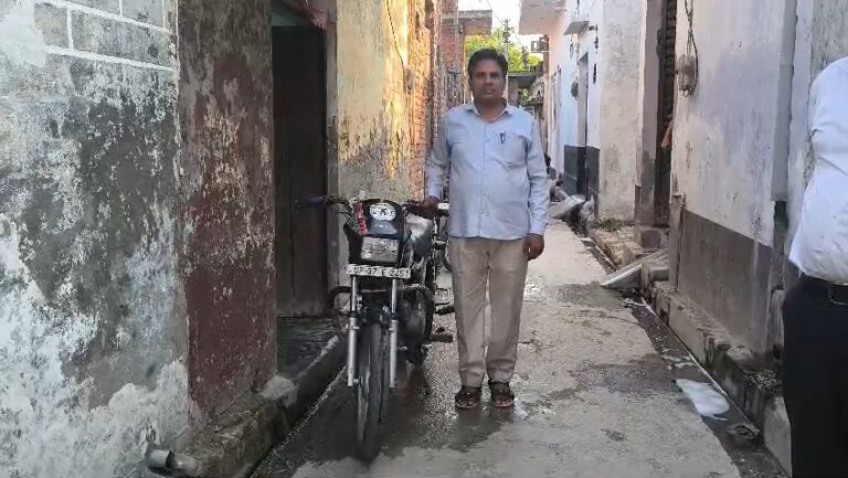 Uttar Pradesh : हापुड़ में बाइक का कटा सीट बेल्ट का चालान, ऑनलाइन सिस्टम की गलती पर उठे सवाल