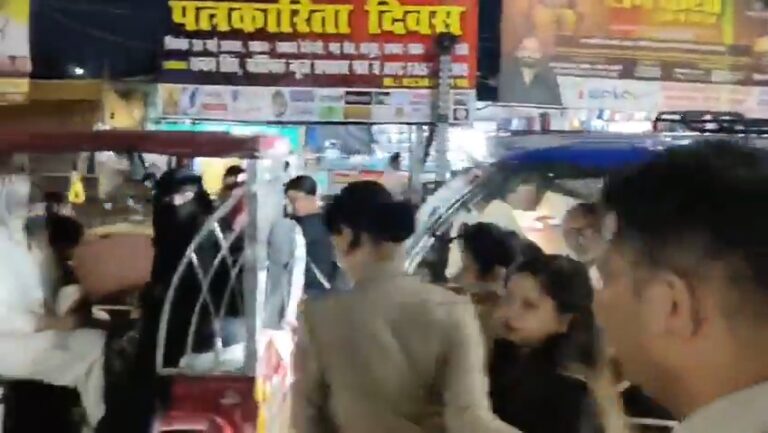 Uttar Pradesh : हापुड़ में नशे में धुत युवती का हाई वोल्टेज ड्रामा, बीच सड़क पर मचा हंगामा, यातायात बाधित