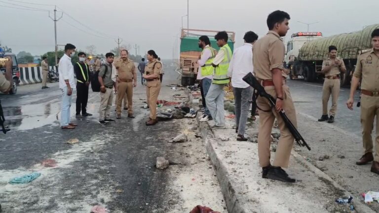 Uttar Pradesh : हापुड़ में ट्रोले ने डिवाइडर के पास खड़े यात्रियों को कुचला, मासूम बच्ची समेत दो की मौत, आधा दर्जन घायल