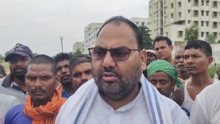Bihar : औरंगाबाद में पति से विवाद के बाद महिला ने दो मासूम बेटियों के साथ पानी भरे गड्ढे में कूदकर दी जान