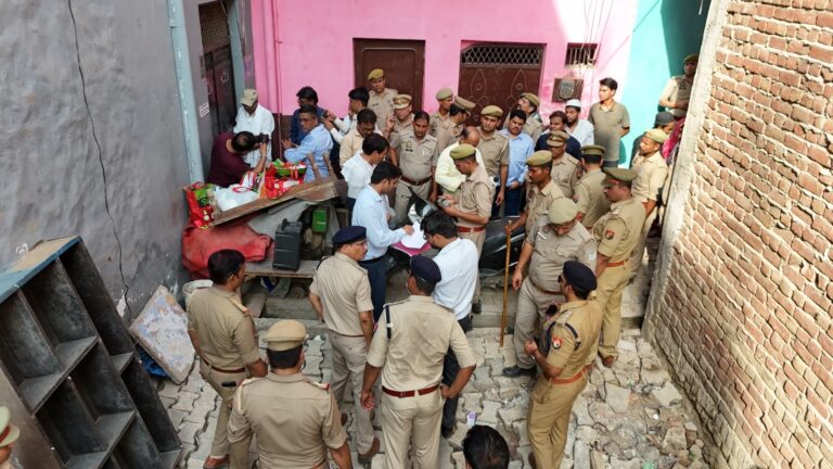 Madrasa Sealing Action: लोनी के अशोक विहार में अवैध मदरसा सील, भारी पुलिस बल की मौजूदगी में हुई कार्रवाई