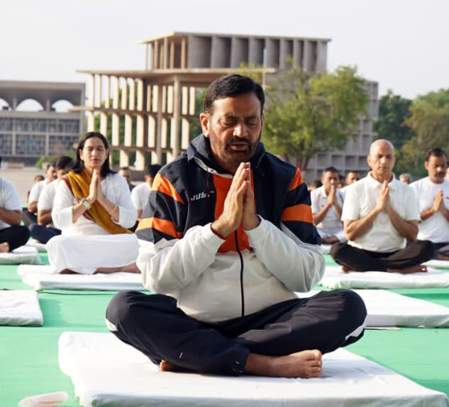 Haryana CM: मुख्यमंत्री ने विस अध्यक्ष के साथ विस परिसर में किया योग प्रोटोकॉल का अभ्यास