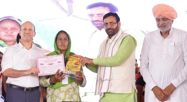 Haryana: मुख्यमंत्री नायब सिंह सैनी ने मुनीमपुर में किसानों को प्रदान किए पुष्प रत्न एवं पुष्प सम्मान पुरस्कार