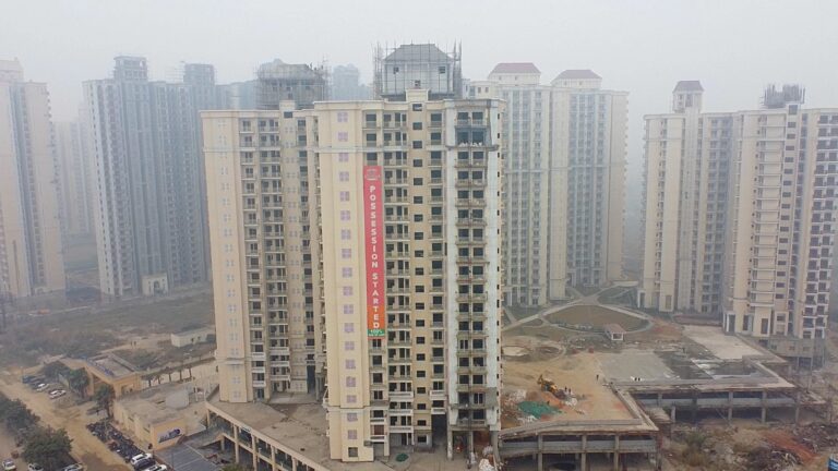 Greater Noida West Housing Dispute: अवैध शुल्क वसूली के आरोपों से घिरा बिल्डर, फ्लैट खरीदारों ने जताया विरोध