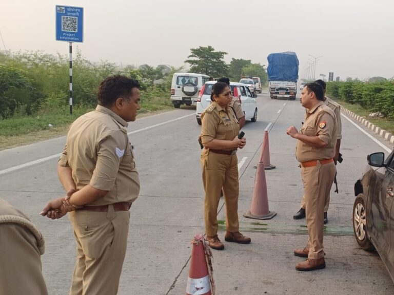 Uttar Pradesh : हापुड़ में हाईवे पर ट्रैक्टर ट्रॉली और कार की टक्कर से बाइक सवार पिता पुत्र की मौत, पत्नी और पांच वर्षीय बेटा गंभीर