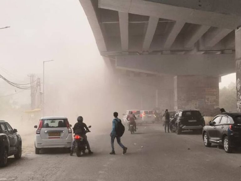 Noida Weather Update: नोएडा में 50 किमी प्रति घंटे की रफ्तार से चली आंधी, हल्की बारिश से गर्मी और उमस से राहत