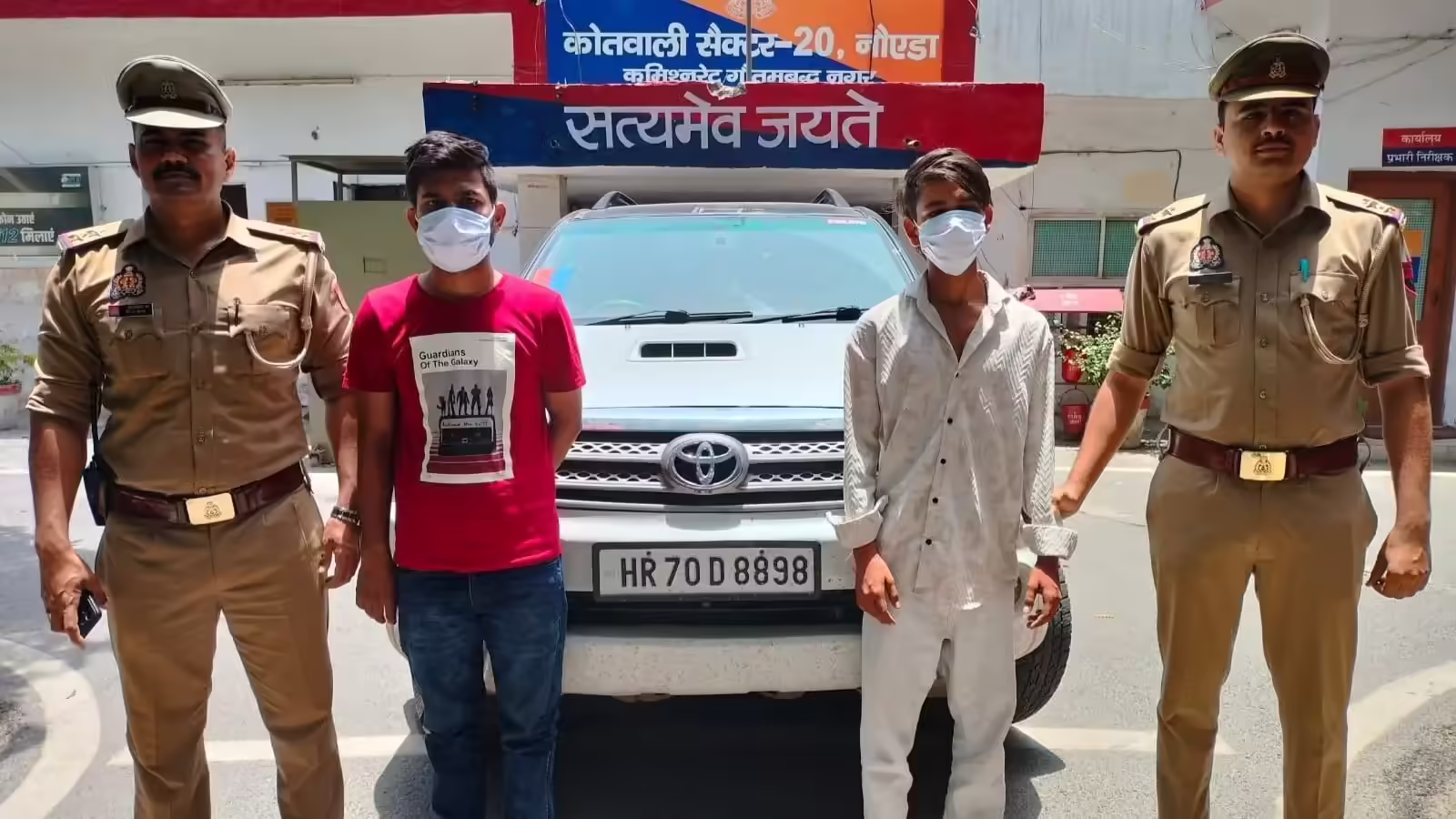 Noida: नोएडा में नशीली कफ सीरप की बड़ी खेप पकड़ी गई, 3600 शीशियां बरामद; दो तस्कर गिरफ्तार Noida: नोएडा में नशीली कफ सीरप की बड़ी खेप पकड़ी गई, 3600 शीशियां बरामद; दो तस्कर गिरफ्तार