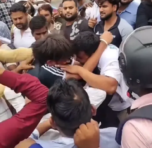 Noida: मॉल के बाहर पत्नी और उसके मित्र को देखकर भड़का पति, मारपीट के बाद दोनों पक्षों पर कार्रवाई