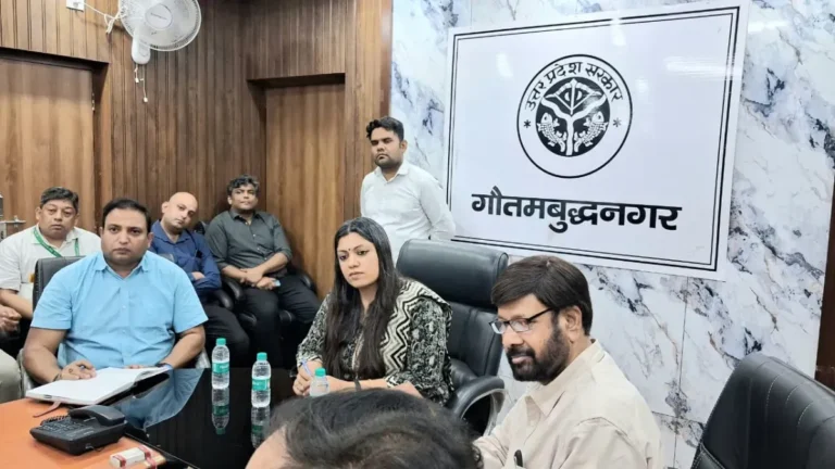 Noida Health Department: समीक्षा बैठक के बाद स्वास्थ्य विभाग में बड़ा फेरबदल, नए सीएमओ ने बदले कई अधिकारियों के कार्यभार