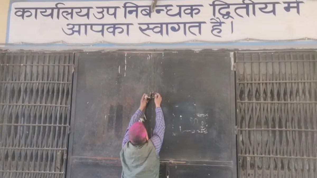 Noida: ई-पंजीकरण के विरोध में अधिवक्ताओं की अनिश्चितकालीन हड़ताल, नोएडा में ठप रही रजिस्ट्री व्यवस्था ई-पंजीकरण के विरोध में अधिवक्ताओं की अनिश्चितकालीन हड़ताल