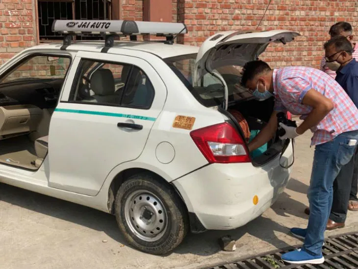 Noida Taxi Driver Death: नोएडा में टैक्सी के अंदर चालक का शव मिला, पुलिस जांच में जुटी