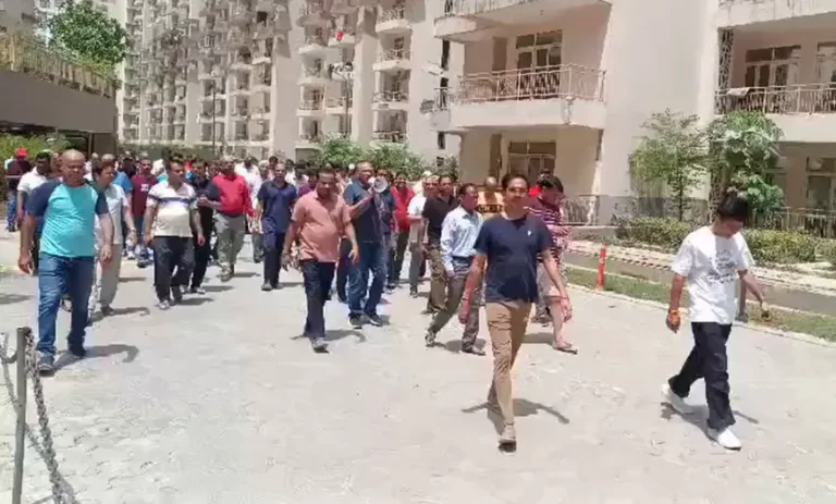 Maintenance Fee Protest: मेंटेनेंस शुल्क बढ़ोतरी के विरोध में सुपरटेक इको विलेज-1 के निवासियों का प्रदर्शन