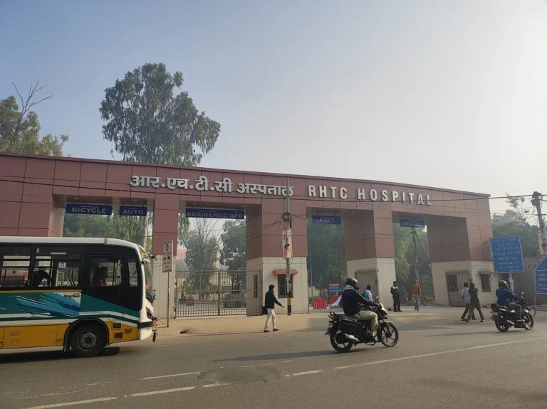 Najafgarh Hospital: नजफगढ़ के आरएचटीसी अस्पताल में नर्सिंग अफसरों की आउटसोर्स भर्ती का विरोध, नियमित नियुक्ति की उठी मांग