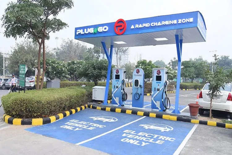 EV Charging Station: ग्रेटर नोएडा की तीन सोसाइटी में बन रहे ईवी चार्जिंग स्टेशन, जल्द मिलेगी सुविधा