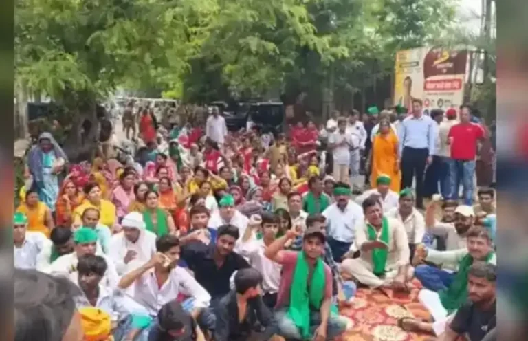 Noida Farmers Protest: मांगों को लेकर नोएडा प्राधिकरण के गेट पर डटे किसान, टेंट लगाकर शुरू किया धरना