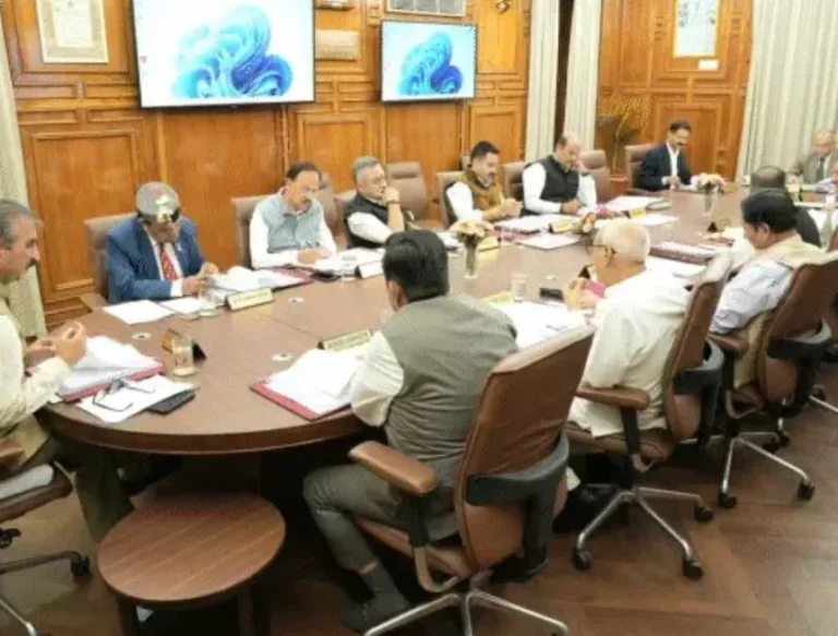 Himachal Cabinet Decisions: हिमाचल कैबिनेट के बड़े फैसले: 400 वर्क इंस्पेक्टर, 300 डॉक्टरों की भर्ती, किसानों को राहत और स्वास्थ्य बीमा 10 लाख तक बढ़ाने की मंजूरी