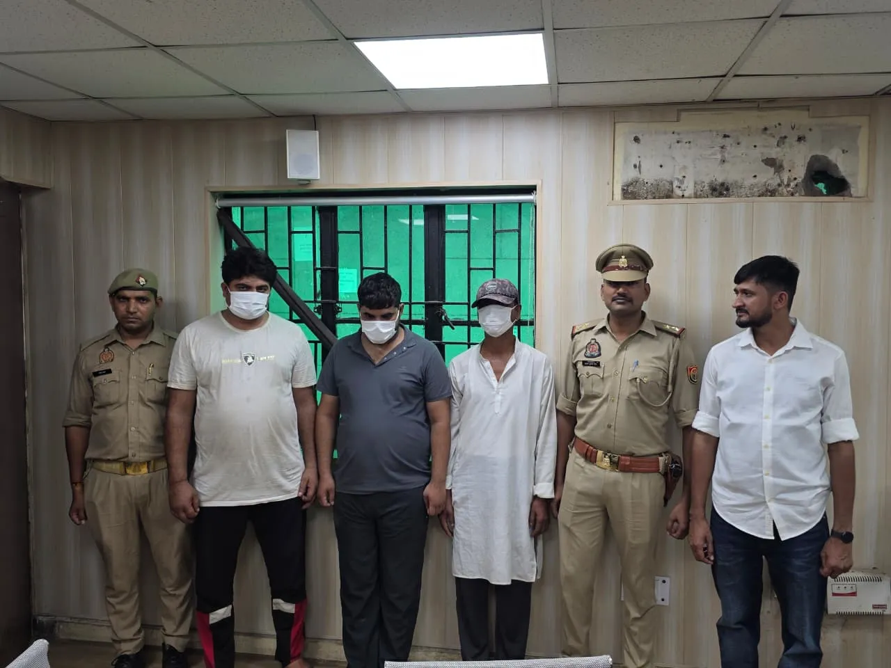 Noida Theft Case: नोएडा में चोरी की दो वारदातों का खुलासा, जीजा-साला और सुनार गिरफ्तार; 3 लाख नकद समेत लाखों का सामान बरामद Noida Theft Case: नोएडा में चोरी की दो वारदातों का खुलासा, जीजा-साला और सुनार गिरफ्तार; 3 लाख नकद समेत लाखों का सामान बरामद