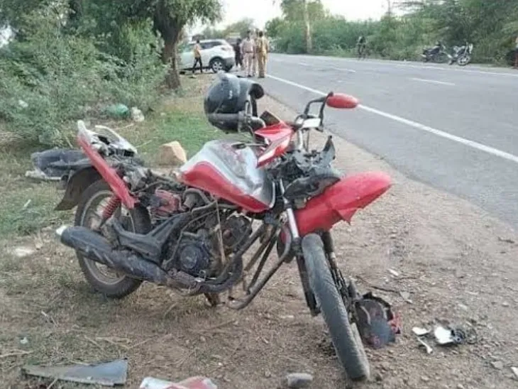 Accident: ट्रैक्टर की टक्कर से बाइक सवार युवक की मौत, फुफेरा भाई गंभीर घायल