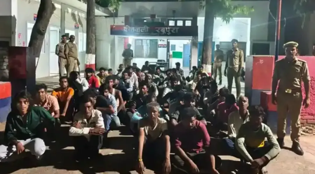 Greater Noida Police: सार्वजनिक स्थान पर नशा करने वाले 377 लोगों पर कार्रवाई, ग्रेटर नोएडा पुलिस का अभियान तेज Greater Noida Police: सार्वजनिक स्थान पर नशा करने वाले 377 लोगों पर कार्रवाई, ग्रेटर नोएडा पुलिस का अभियान तेज