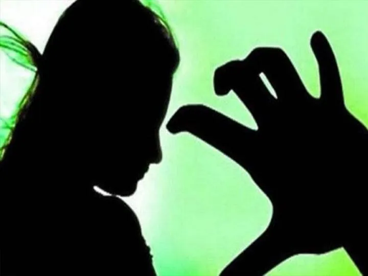 Noida Crime: अश्लील हरकतों का विरोध करने पर पड़ोसी ने परिवार पर किया हमला, नाबालिग से अभद्रता का आरोप Noida Crime: अश्लील हरकतों का विरोध करने पर पड़ोसी ने परिवार पर किया हमला, नाबालिग से अभद्रता का आरोप