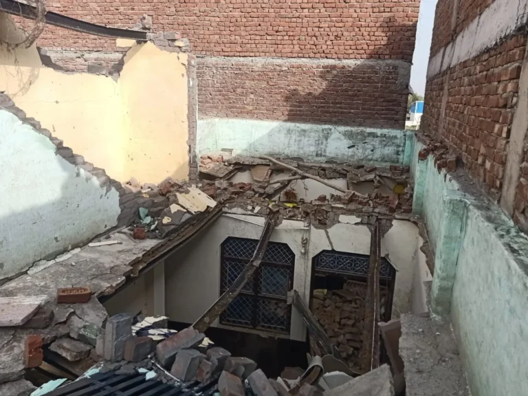 Noida: तेज आंधी में ढही पांच मंजिला निर्माणाधीन इमारत की दीवार, पड़ोसी परिवार बाल-बाल बचा