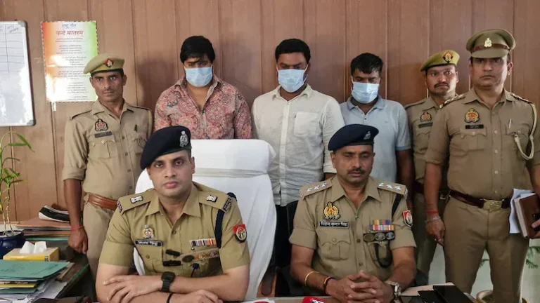 Noida Crime: साइड मांगने पर टशन में चलाई गोली, हथियारों के साथ तीन आरोपी गिरफ्तार