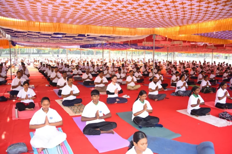 International Yoga Day: परमाणु ऊर्जा विभाग के वैज्ञानिकों ने किया योग, 2,000 लोगों ने लिया हिस्सा