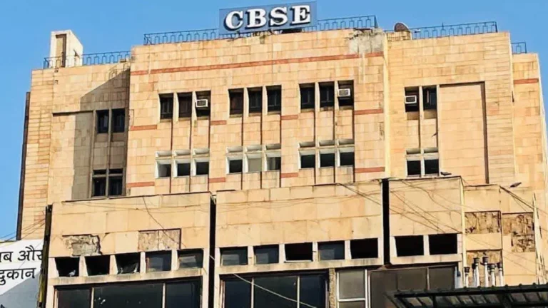 CBSE: सीबीएसई के तीन भाषा फॉर्मूले के खिलाफ शिक्षक और अभिभावक पहुंचे मुख्यालय, नियमों में बदलाव की उठी मांग
