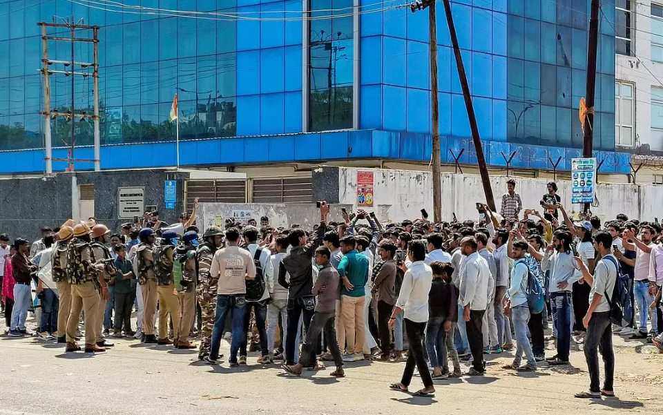Noida Labour Protest: नोएडा श्रमिक आंदोलन, माकपा का आरोप- पुलिस हिरासत में श्रमिकों से मारपीट, फर्जी मामलों में फंसाने का दावा Noida Labour Protest: नोएडा श्रमिक आंदोलन, माकपा का आरोप- पुलिस हिरासत में श्रमिकों से मारपीट, फर्जी मामलों में फंसाने का दावा