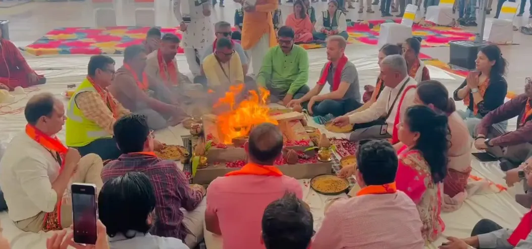 Noida International Airport: नोएडा इंटरनेशनल एयरपोर्ट पर गूंजे वैदिक मंत्र, उड़ानों की शुरुआत से पहले हुआ विशेष हवन Noida International Airport: नोएडा इंटरनेशनल एयरपोर्ट पर गूंजे वैदिक मंत्र, उड़ानों की शुरुआत से पहले हुआ विशेष हवन