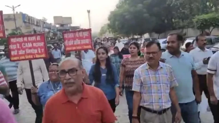 Maintenance Fee Hike: इको विलेज-1 में मेंटेनेंस शुल्क बढ़ोतरी के खिलाफ सड़क पर उतरे निवासी