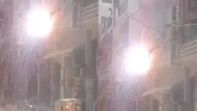 Noida: शॉर्ट सर्किट से बिजली के तारों में लगी आग, आतिशबाजी जैसी आवाजों से मचा हड़कंप