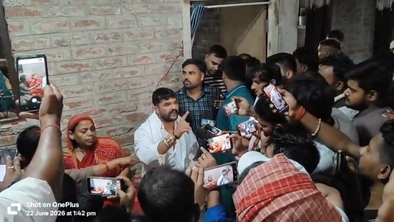 Bihar : भोजपुर एनकाउंटर मामले में भोजपुरी स्टार खेसारी लाल यादव भरत तिवारी के घर पहुंचे