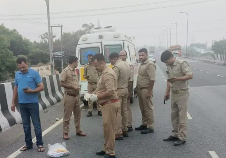 Uttar Pradesh : हापुड़ में दिल्ली-लखनऊ हाईवे पर अनियंत्रित कार ने बाइक को मारी टक्कर, दंपती की मौत